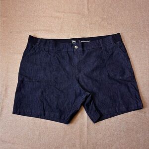 Lee Regular Fit Mid Rise Bermuda Shorts. Dark Wash Blue Women’s Size 22M